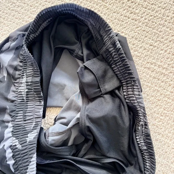 Women’s Black Camo Athleta Mesh Racer Run 4 Shorts - Large - Picture 6 of 7